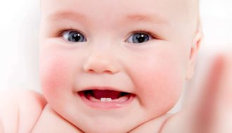 Chế độ dinh dưỡng cho bé bị sốt khi mọc răng mẹ nên biết