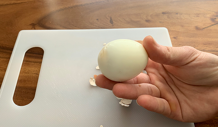Cách luộc trứng dễ bóc vỏ
