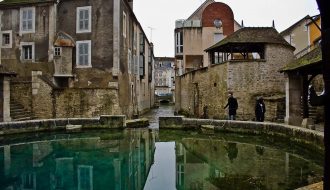 Hơn 3 thế kỷ đi tìm lời giải cho con suối ngầm Fosse Dionne của Pháp