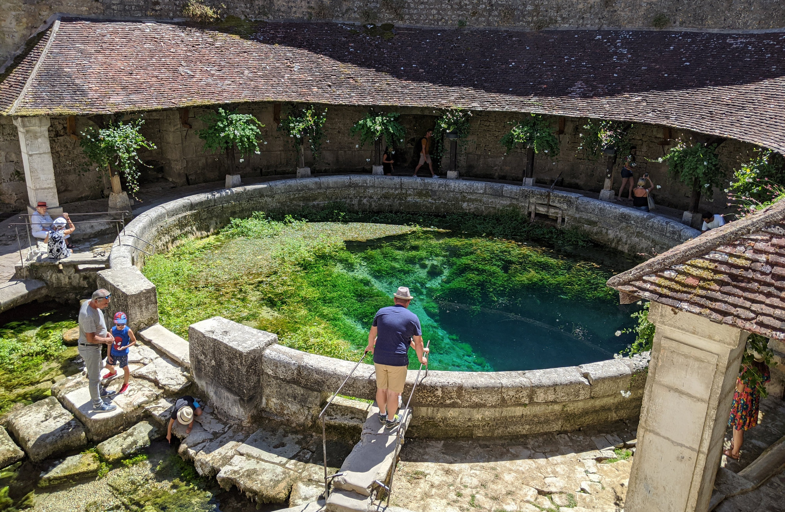 Suối ngầm Fosse Dionne là một hồ bơi bằng đá hình tròn được xây dựng vào thế kỷ XVIII