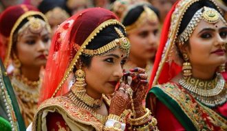 Người đàn ông đặc biệt ở Ấn Độ cưới hai vợ cùng một lúc