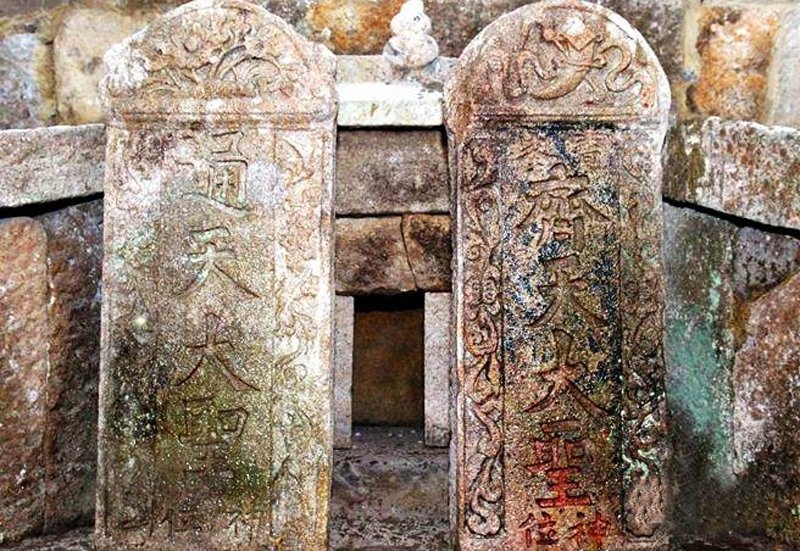 Hai tấm bia đá với tấm lớn khắc chữ “Tề Thiên Đại Thánh”, tấm nhỏ khắc chữ “Thông Thiên Đại Thánh”
