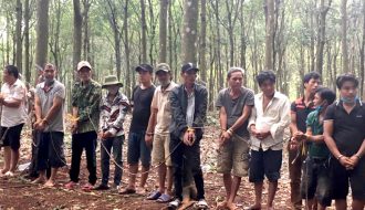 Bắt quả tang 20 nghi phạm tổ chức đá gà trong rừng cao su tại Bình Phước