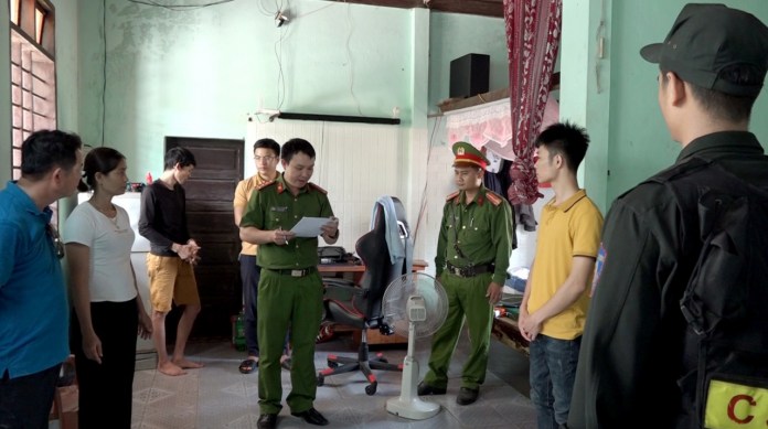 Lực lượng Công an tỉnh Quảng Bình đọc lệnh bắt giữ đối tượng Võ Hữu Song