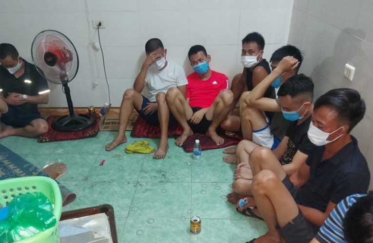 Cựu đại uý công an ở Hà Tĩnh bị khởi tố vì tội đánh bạc